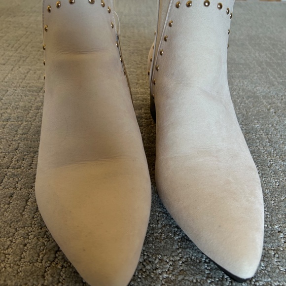 NEW! SEVEN7 PIXIE WOMENS BOOTS CHELSEA WESTERN STYLE STUDS IVORY CREAM SUEDE 9 - Picture 8 of 11